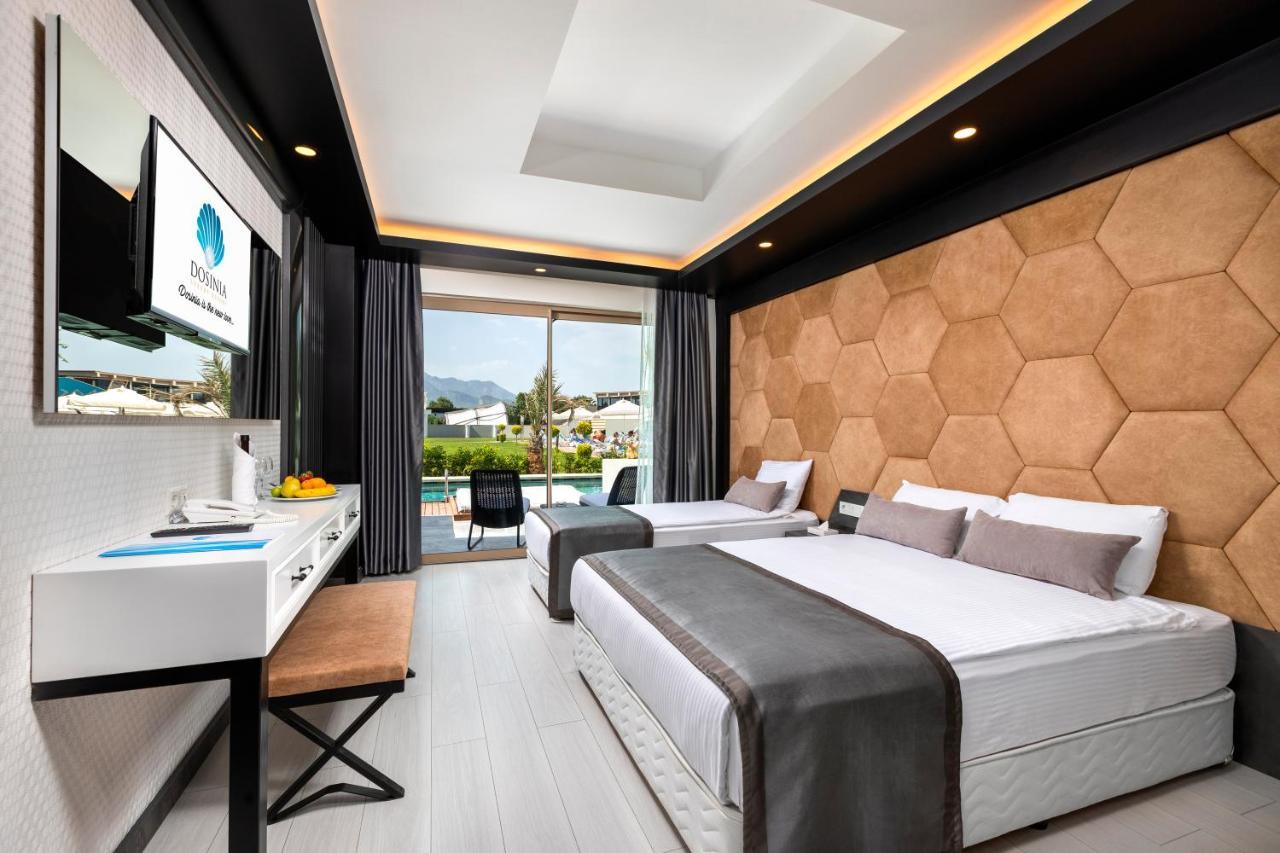 Doppelzimmer mit direktem Zugang zum Pool und Poolblick