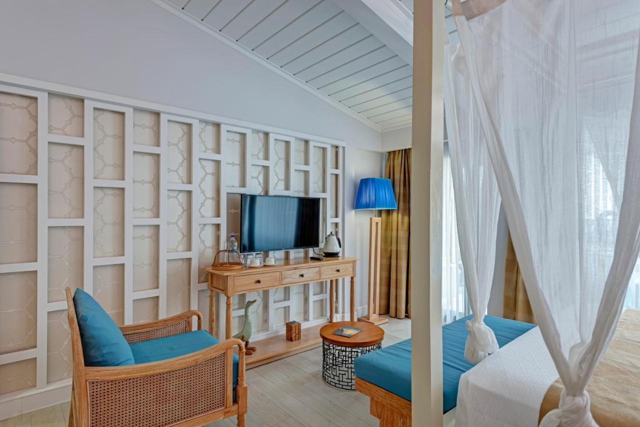 Deluxe Double Room with Side Sea View