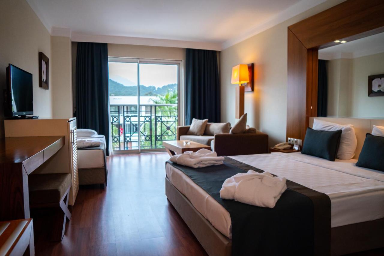 Chambre Double ou Lits Jumeaux - Vue sur Piscine