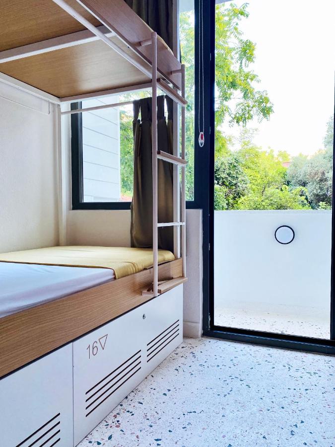 Posto Letto in Dormitorio Misto con 6 Letti