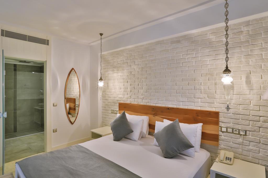 Deluxe Double Room with Sea View and Balcony