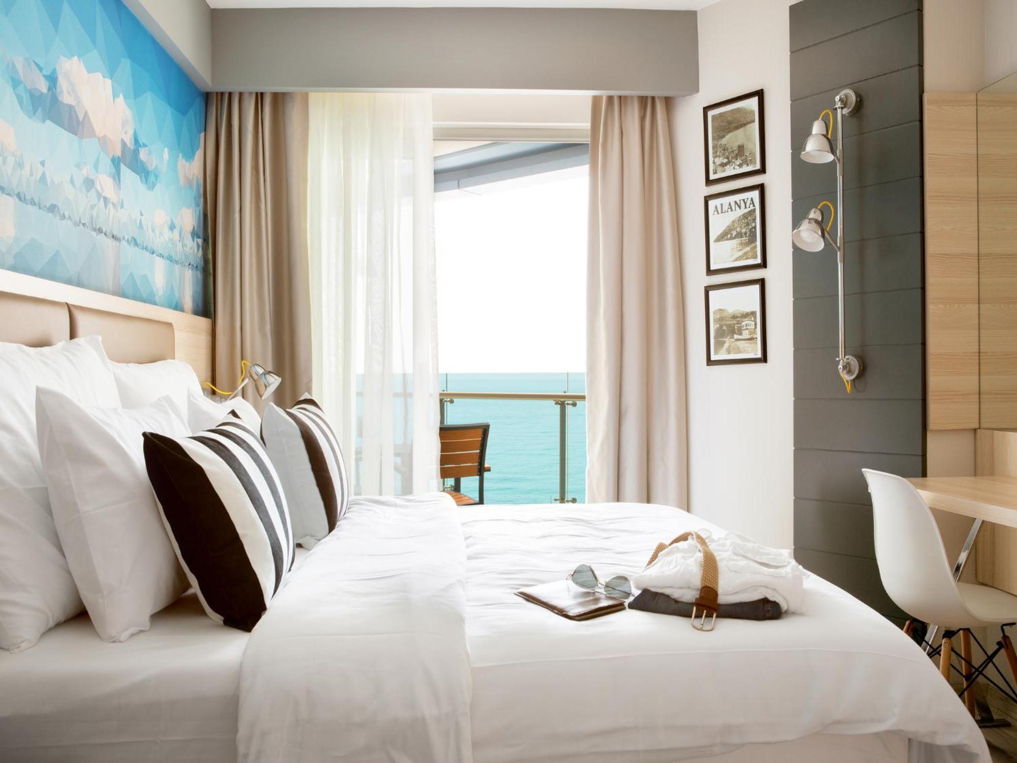 Double or Twin Room with Partial Sea View