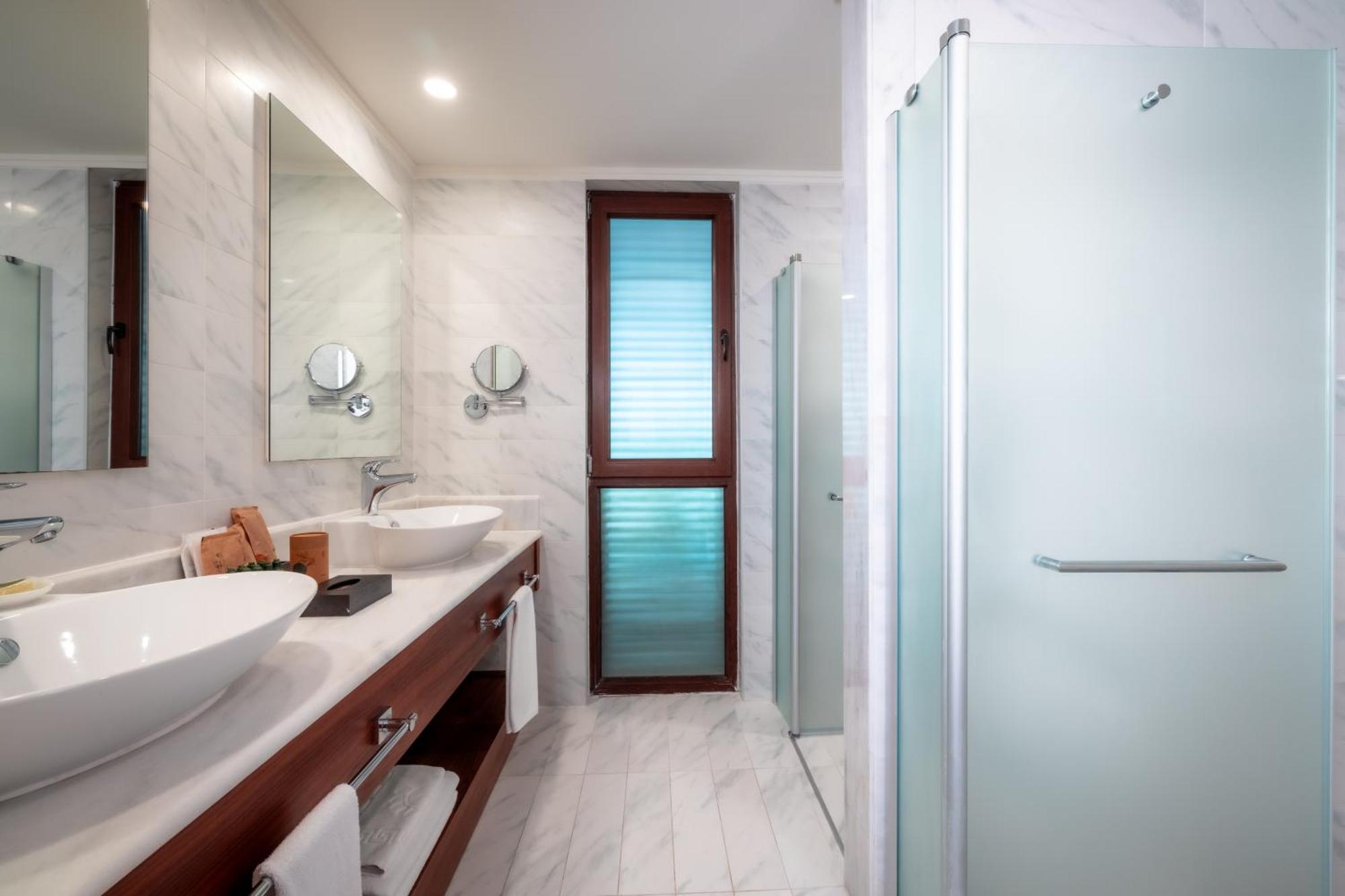Lagoon Family Suite with 2 Bathrooms