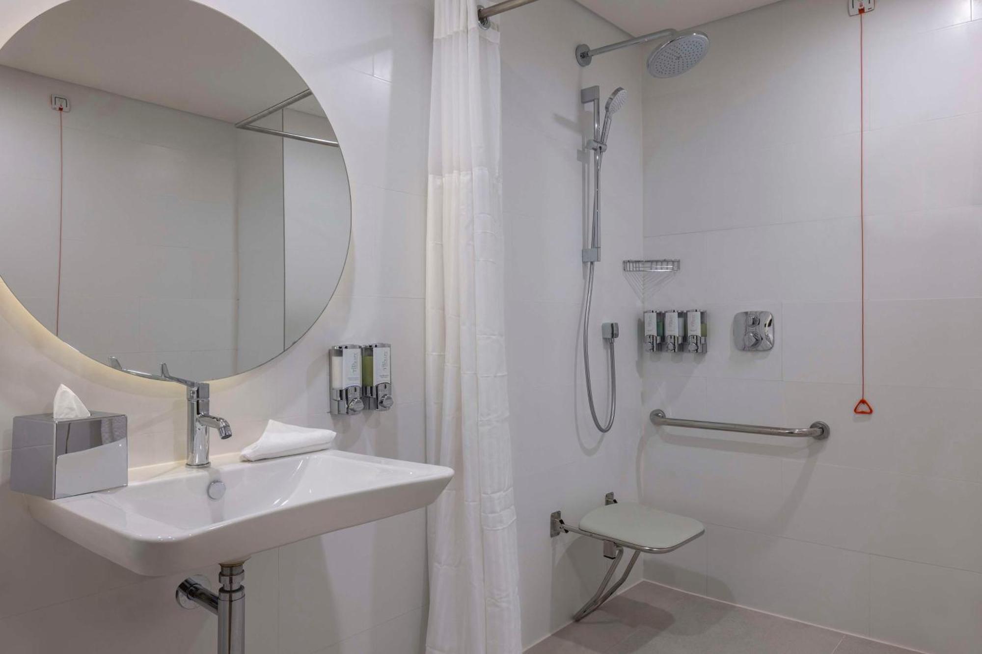 Queen Room Accessible