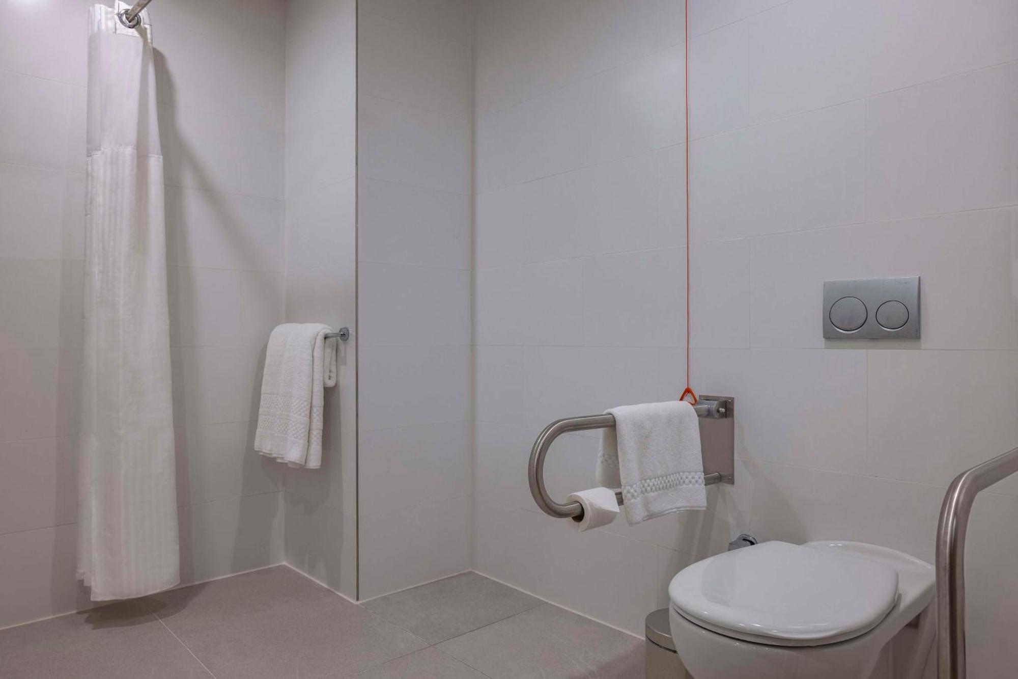 Queen Room Accessible