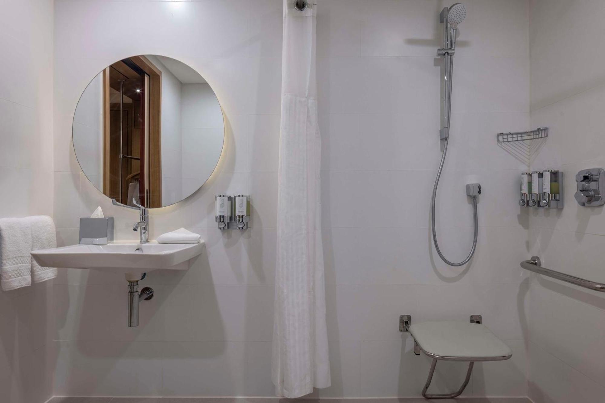Queen Room Accessible