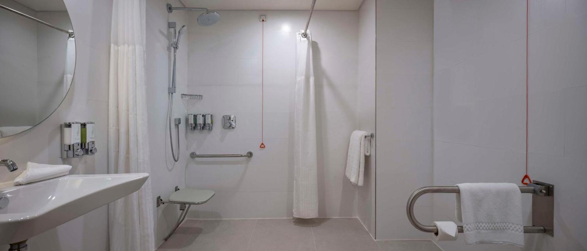 Queen Room Accessible