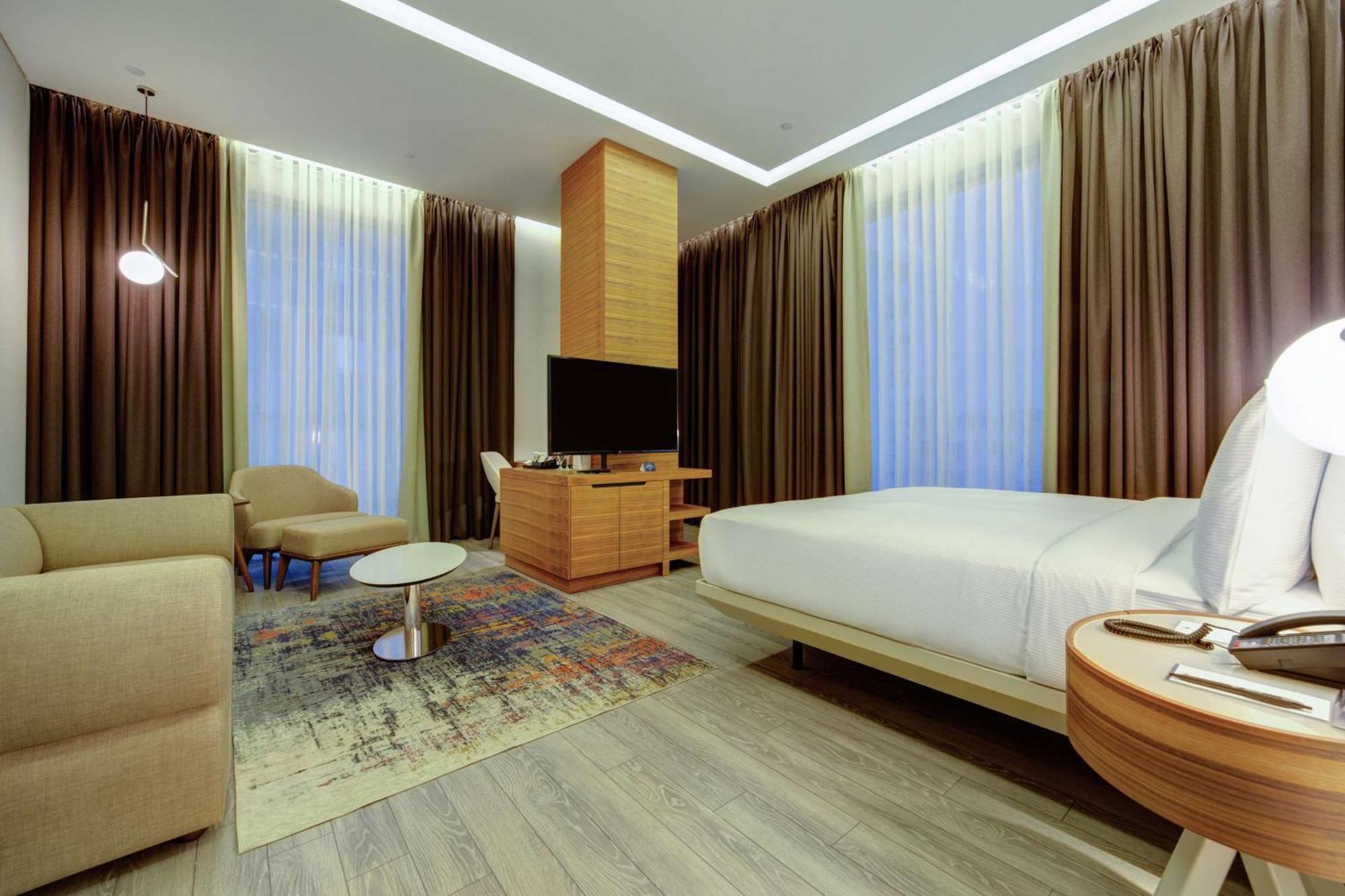Deluxe Corner King Room