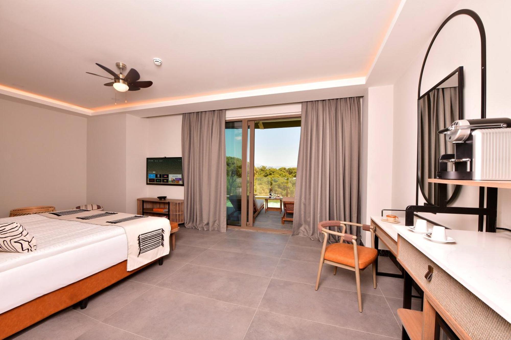 Corner Swim Up Suite Forest View