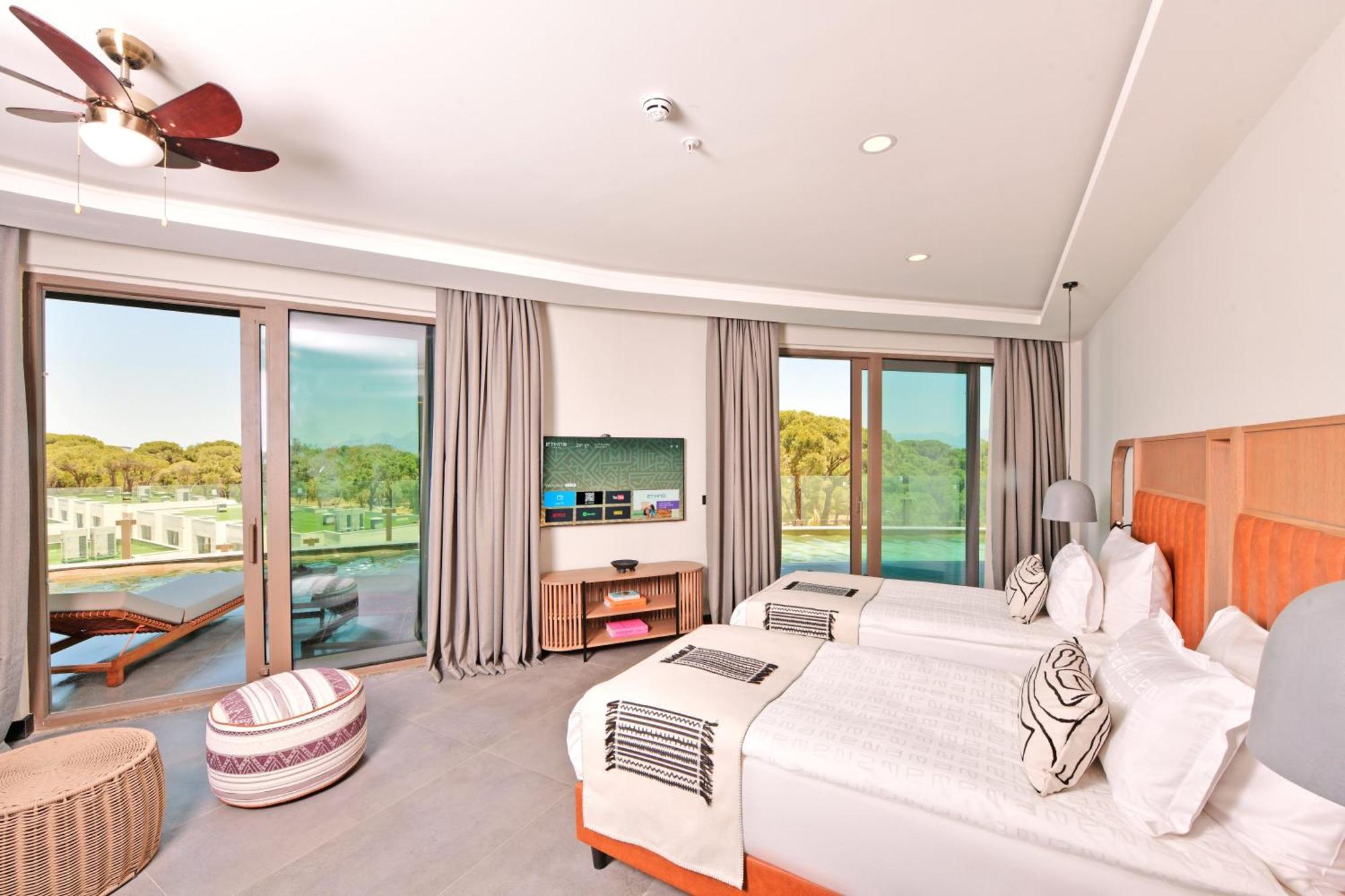 Corner Swim Up Suite Sea View