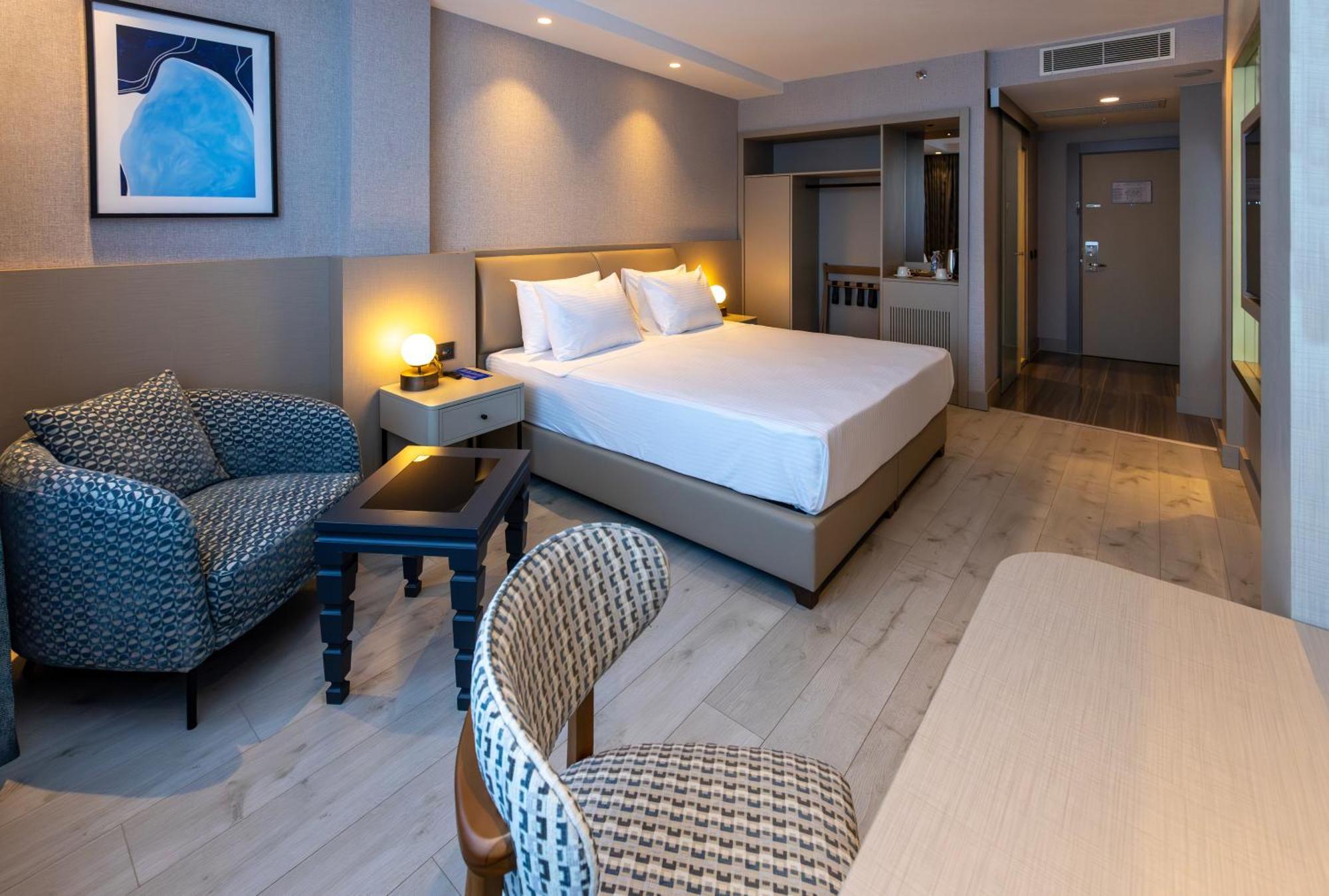 Standard King Room with Sea View