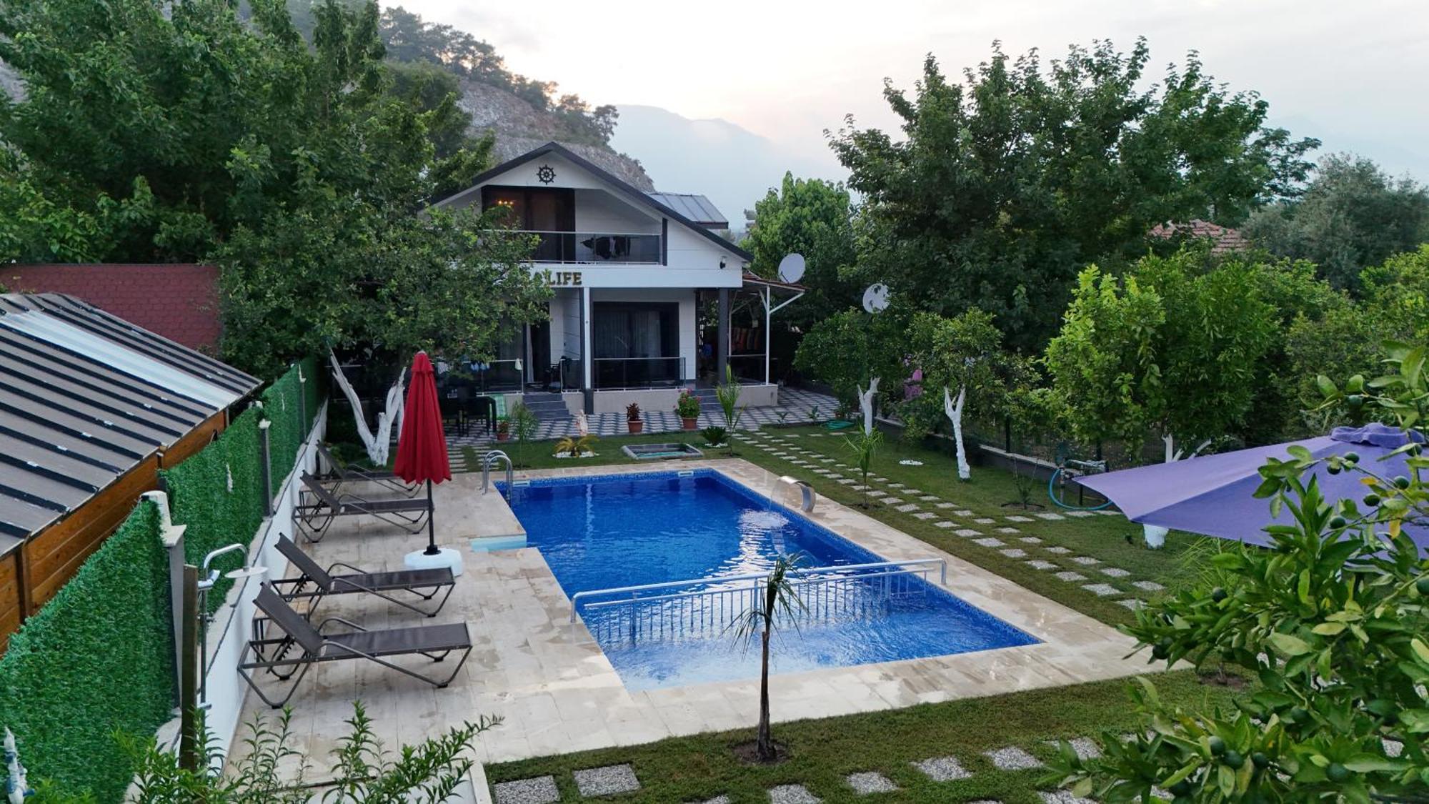 Apartament cu vedere la piscină