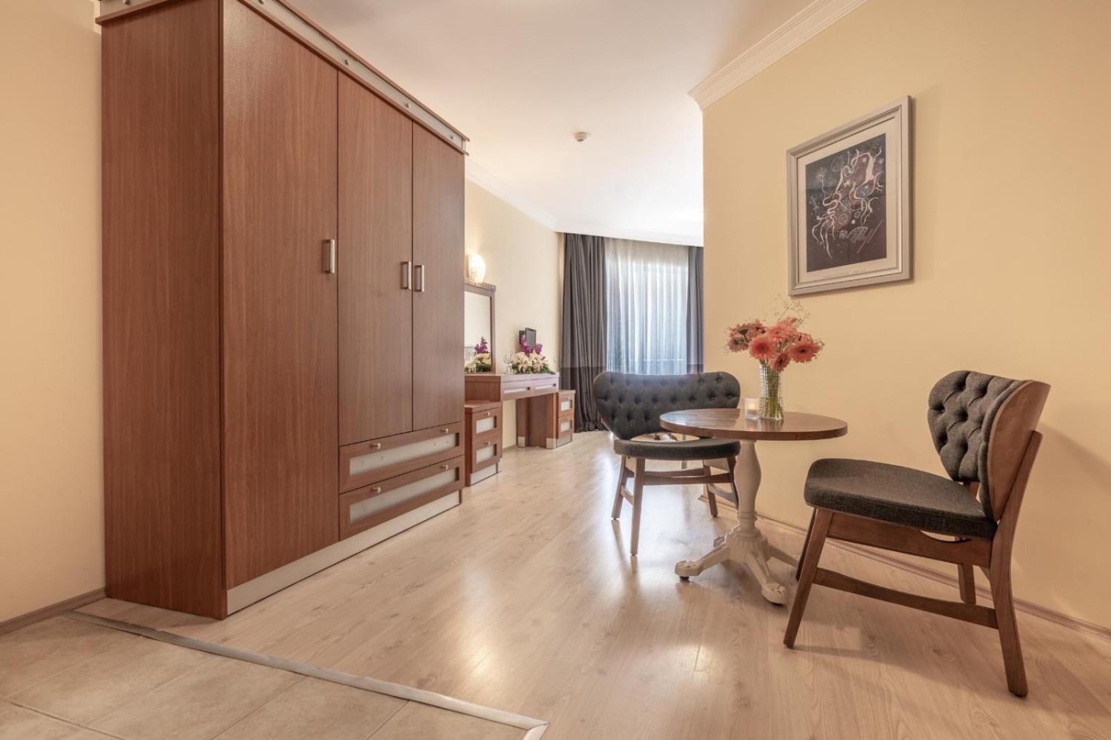Family Room,1736991766:JPEG