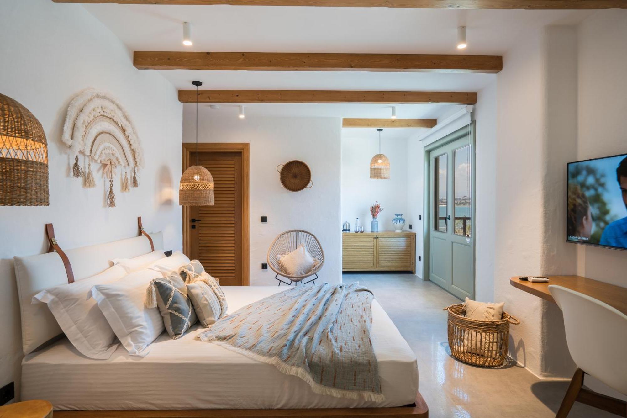Deluxe Double Room with Side Sea View