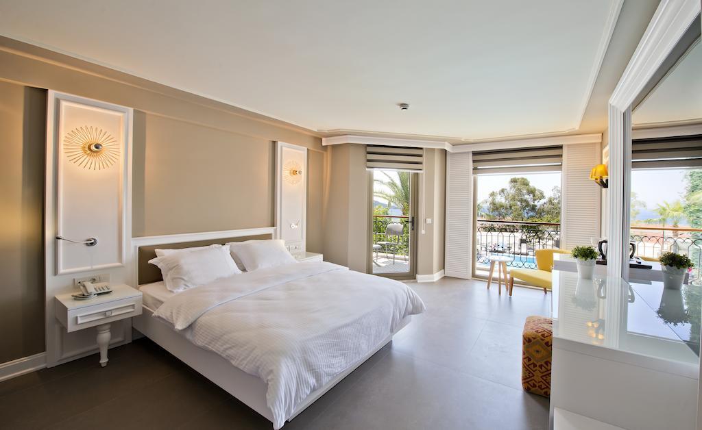 Superior Suite with Sea and Pool View,690925944:JPEG