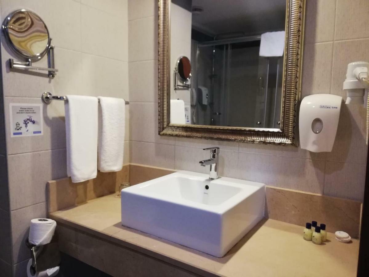 Großes Doppel-/Zweibettzimmer