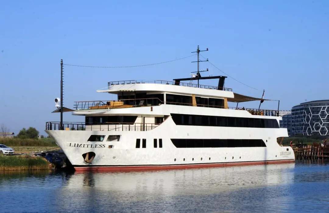 Limitless Yacht Hotel-1