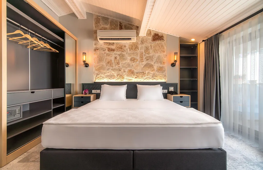 Isola 12 Hotel-1