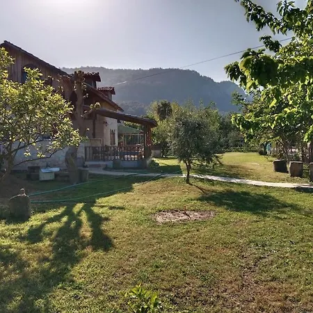 Freihstendes Steinhaus Auf Einen Grossen Garten-2