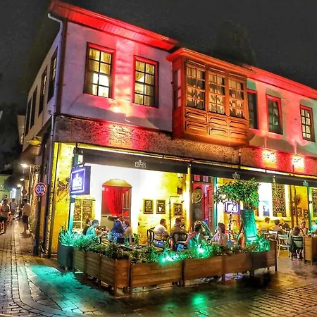 Lord'S Hostel & Pub-3