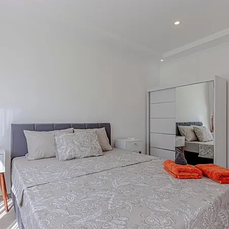Cozy 2 Bedroom Apartment-3
