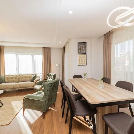 Central Flat With Balcony Near Sea In Muratpasa-2