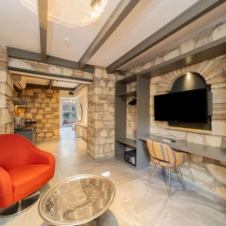 Amazing Flat Near Hadrians Gate-2