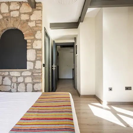Pleasant Flat Near Hadrians Gate-3