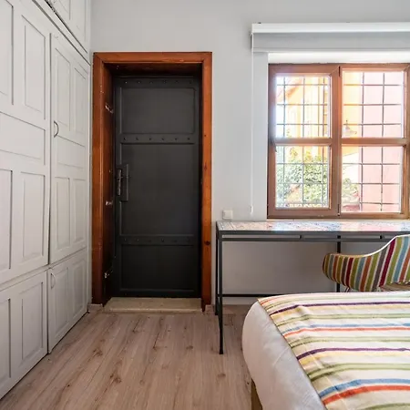 Fascinating Flat Near Hadrians Gate-2