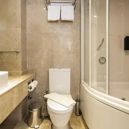 Glamorous Flat With Jacuzzi Near Hadrians Gate-3
