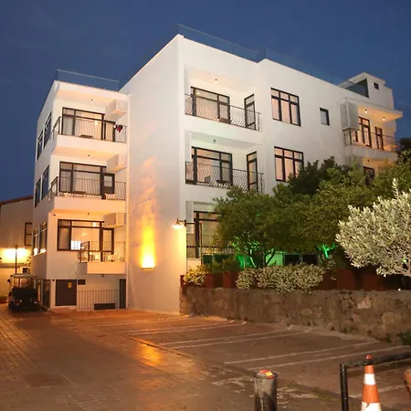 Bright Flat With Balcony Near Hadrian'S Gate-2