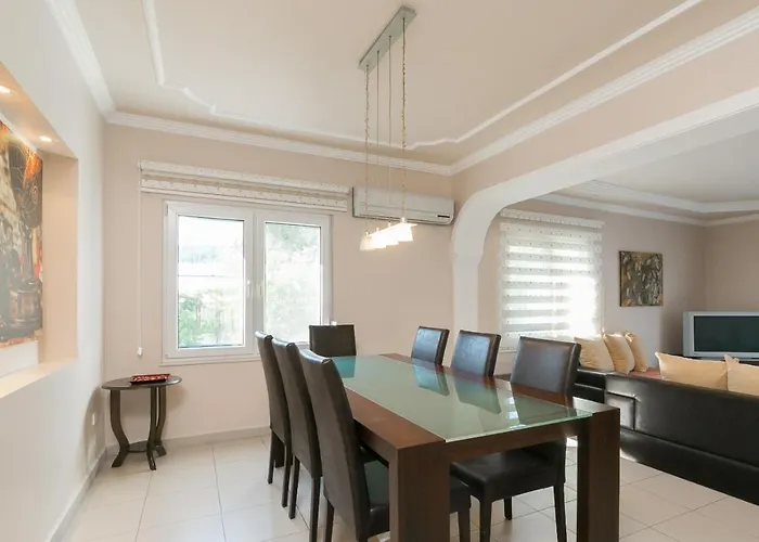 Villa Deniz Camyuva Antalya met een Zwembad