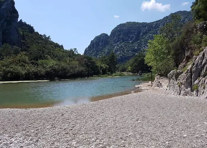 Freihstendes Steinhaus Auf Einen Grossen Garten Kemer