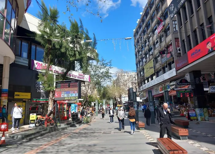 Huisdiervriedelijke 2+1 With Elevator And Mountain View In City Centre Antalya