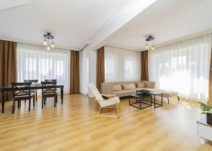 Huisdiervriedelijke Spacious And Central Apartment Near Lara Beach In Muratpasa, Antalya